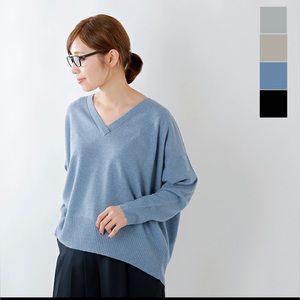 C.T. Plage 100% Cashmere Blue V neck Sweater Size 36